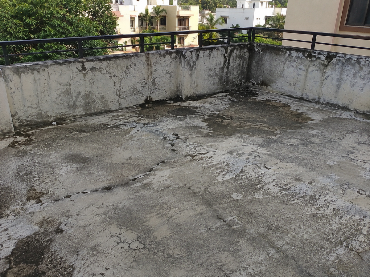 Antes: terraza de concreto manchada de humedad y agrietada
